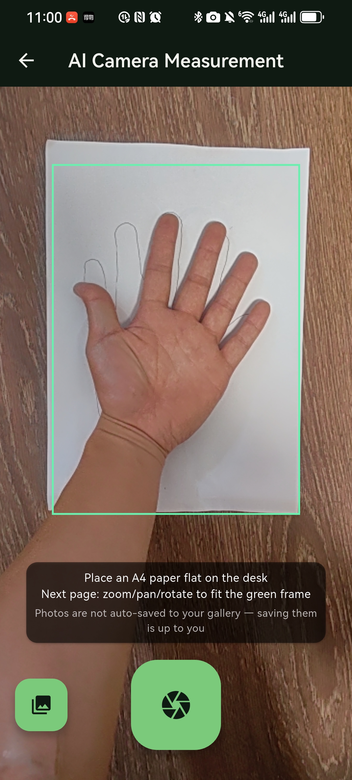 拍照前：手掌平放在 A4 纸上，绿框已就位 — 「Place an A4 paper flat on the desk」